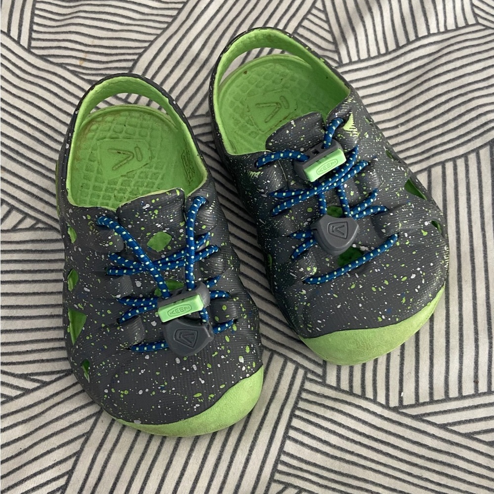 Keen infant waterproof closed toe shoes size 4